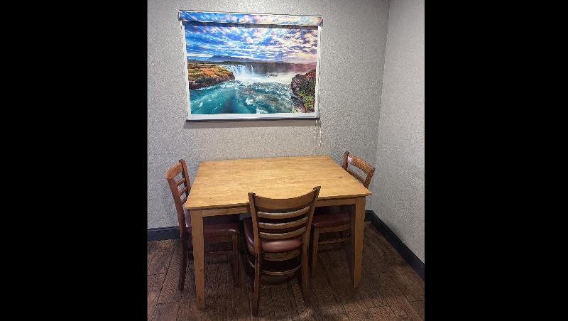 스위트 킹사이즈 침대, Anchorage Inn Lakeport