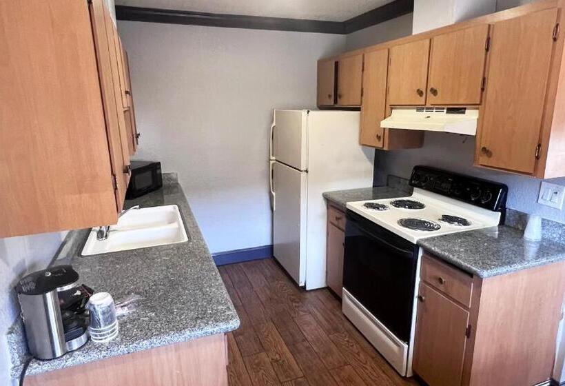 스위트 킹사이즈 침대, Anchorage Inn Lakeport