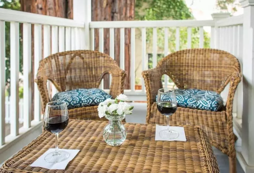 سوییت لوکس, Inn St Helena