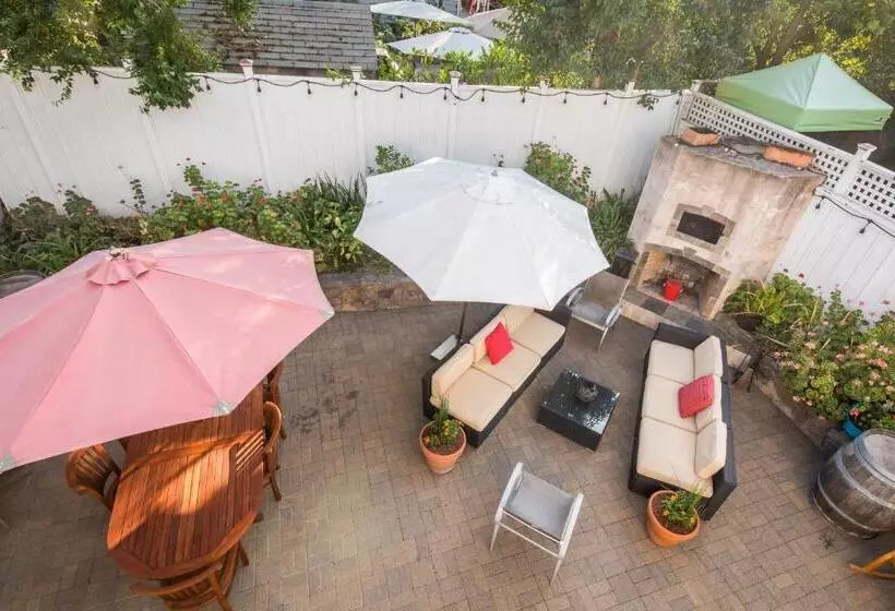 استودیوی لوکس, Inn St Helena