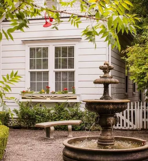 استودیوی لوکس, Inn St Helena