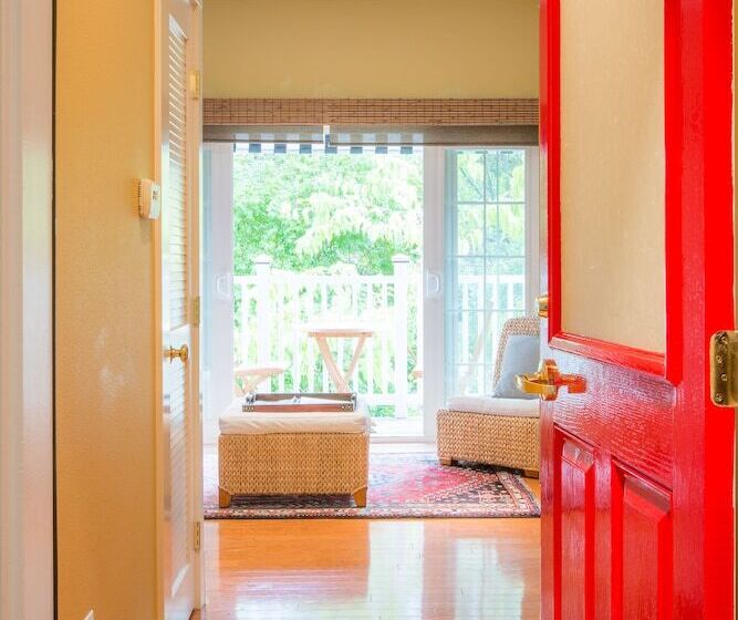 デラックススタジオ, Inn St Helena