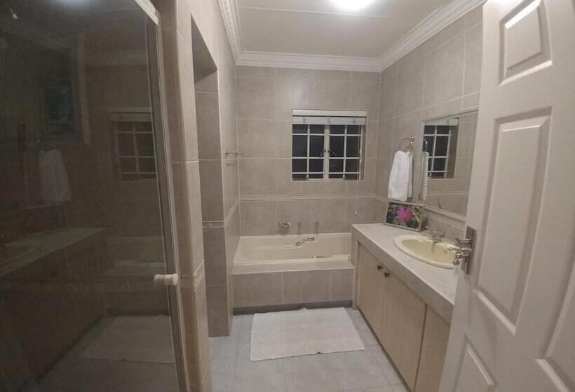 Люкс, Peppertree Guest House Paulshof Jhb Solar&boreholewater