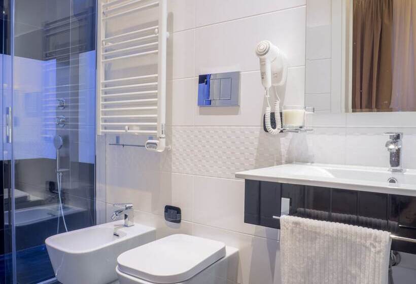 חדר סטנדרט לשלושה, Operà Suites Pinciana