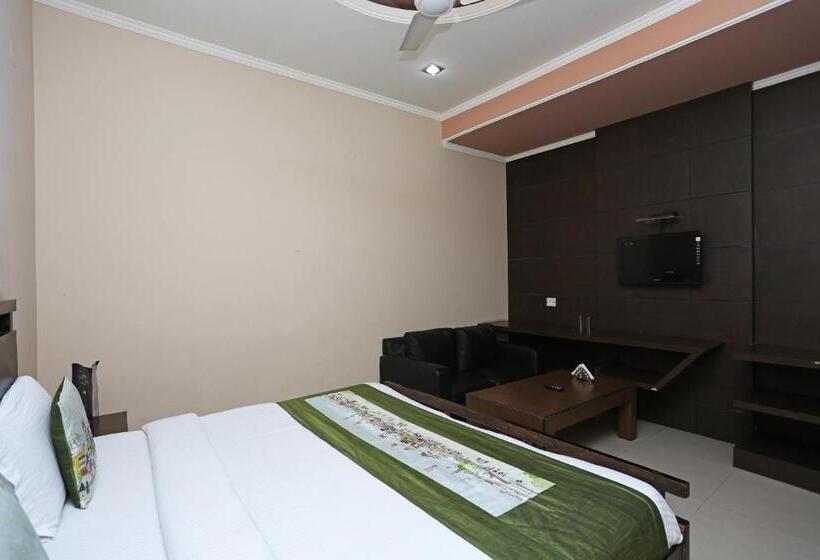 חדר קלאסי לשלושה, Capital O 1299  Mukut Regency