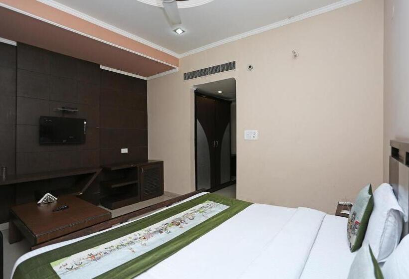 חדר קלאסי לשלושה, Capital O 1299  Mukut Regency