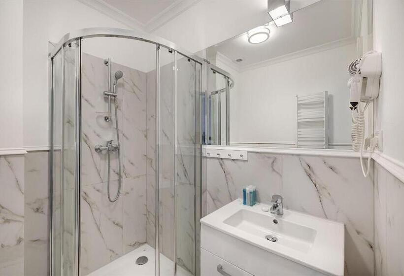 חדר דלוקס לשלושה, Dwie Wieże