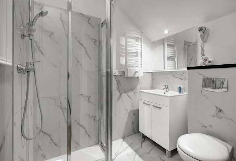 חדר דלוקס לשלושה, Dwie Wieże