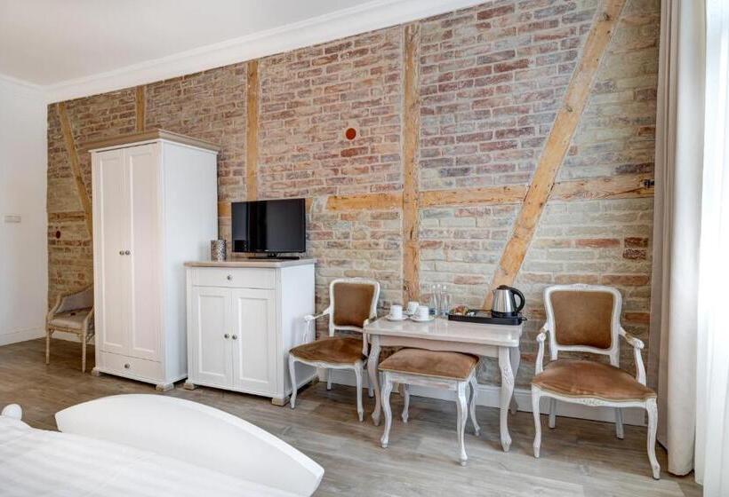 חדר דלוקס לשלושה, Dwie Wieże