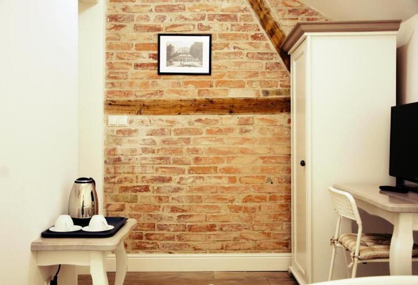 חדר בסיסי, Dwie Wieże