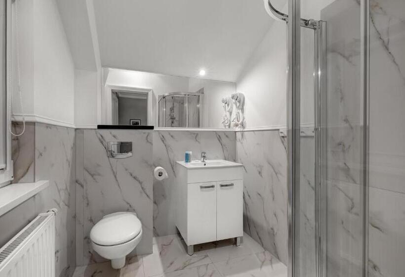 חדר בסיסי, Dwie Wieże