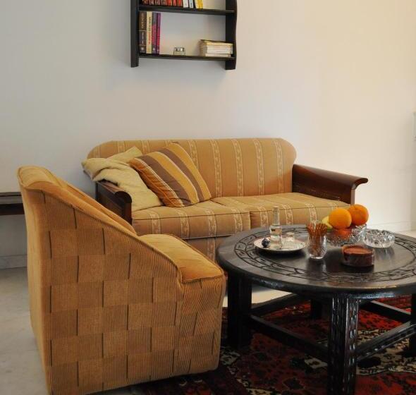 استودیوی استاندارد, Papastavrou Apartments