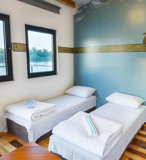 带1个卧室的带阳台的公寓, Arkabarka 2  Floating Dream Rooms And Apartments