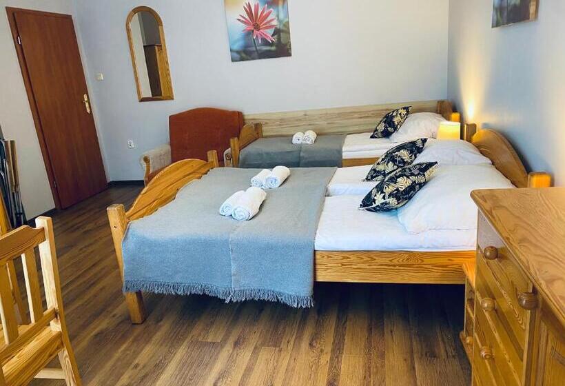 חדר סטנדרט לשלושה, Willa Mona