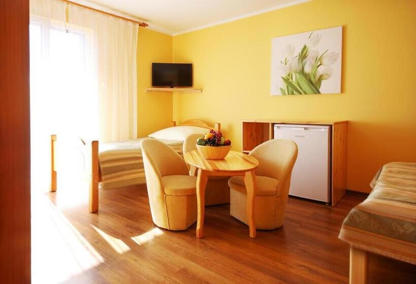 חדר סטנדרט לשלושה, Willa Mona