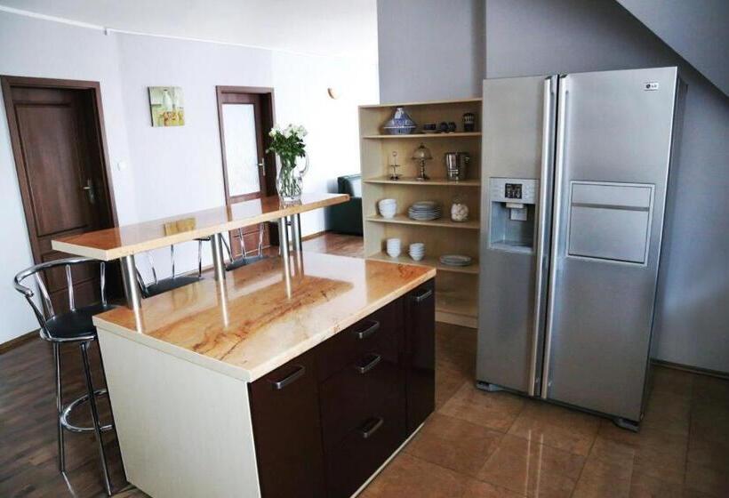 דירת חדר, Willa Mona