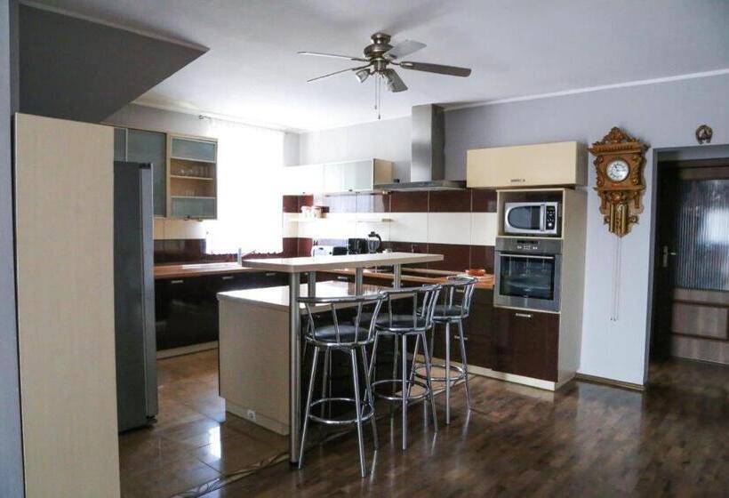 דירת חדר, Willa Mona