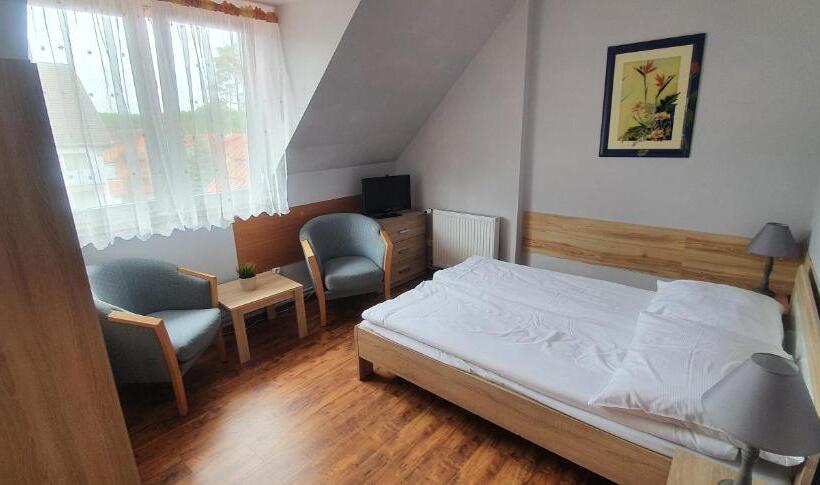 חדר בסיסי, Willa Mona