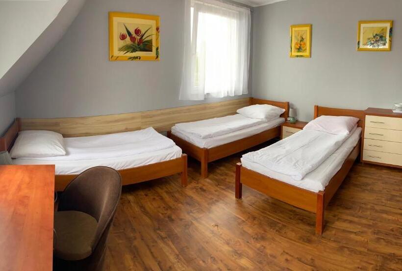 חדר בסיסי לשלושה, Willa Mona