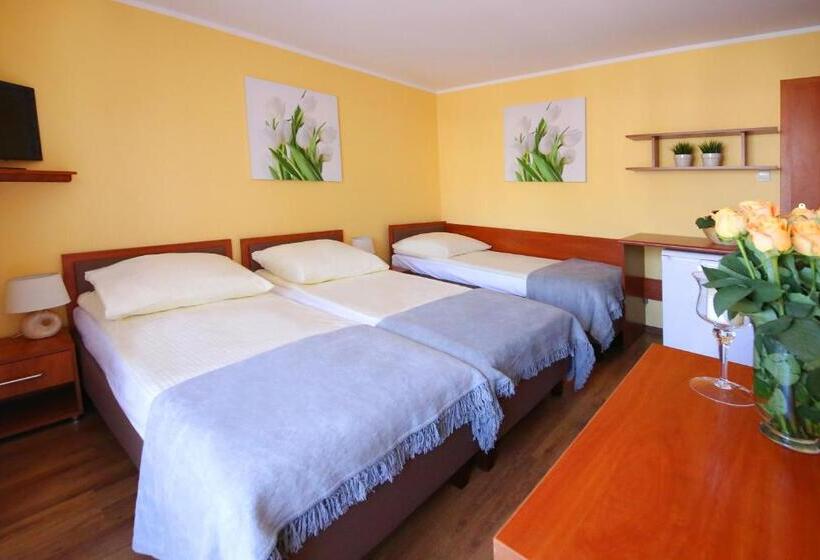 חדר סטנדרט לשלושה עם מרפסת, Willa Mona