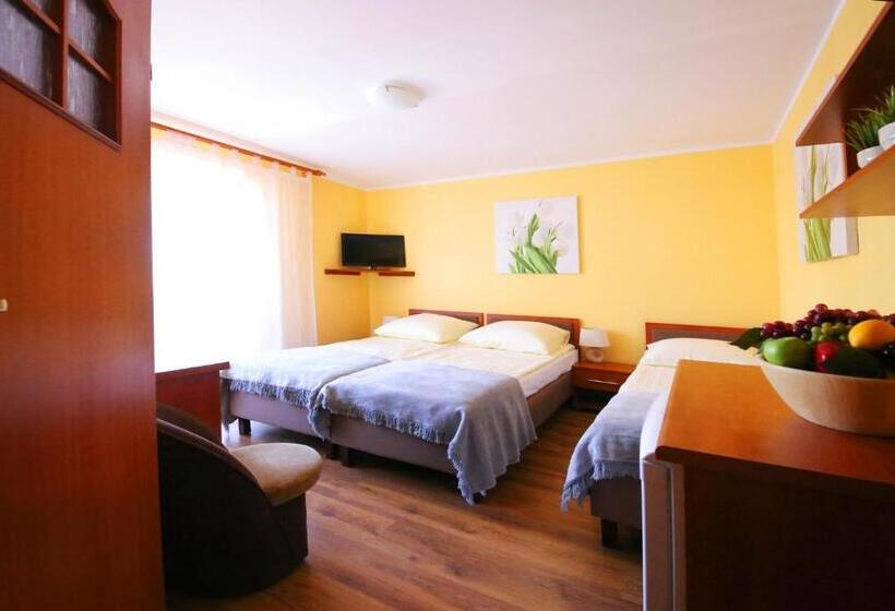 חדר סטנדרט לשלושה עם מרפסת, Willa Mona