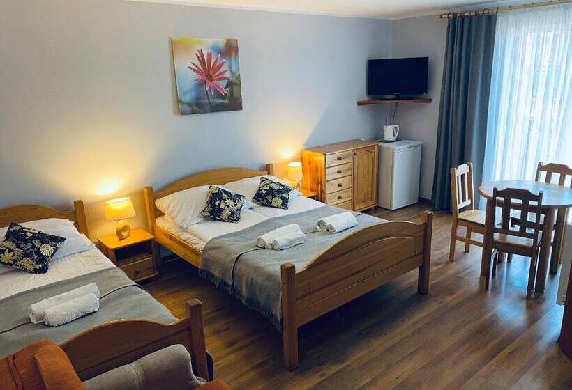 חדר סטנדרט לשלושה עם מרפסת, Willa Mona