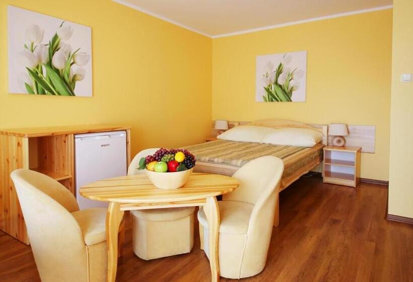 חדר סטנדרט לשלושה עם מרפסת, Willa Mona