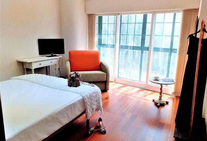 اتاق سه‌نفرۀ استاندارد با سرویس بهداشتی بیرون از اتاق, Collection City   Bed & Breakfast, Alicante Center I Cocina & Amplia Terraza   Jardín