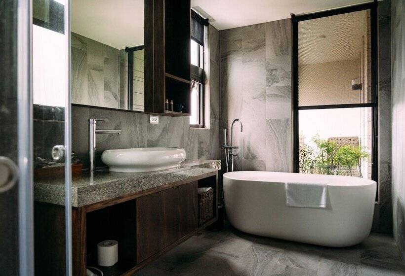 اتاق لوکس چهار تخته, Tsang Kuo Resort