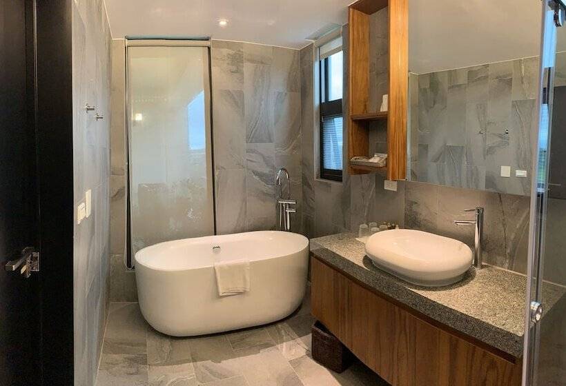 اتاق لوکس چهار تخته, Tsang Kuo Resort