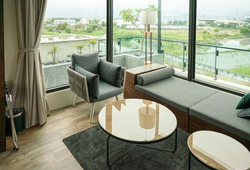 اتاق لوکس چهار تخته, Tsang Kuo Resort