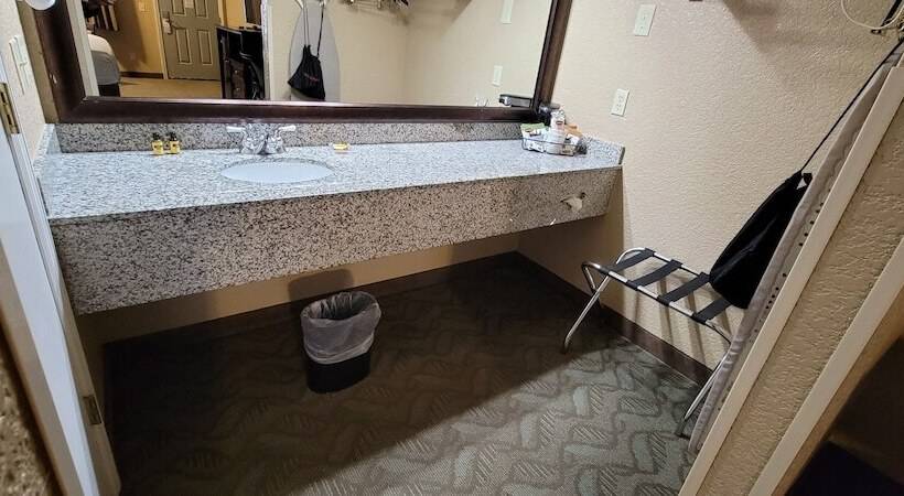 جناح, Best Western Plus Bayshore Inn