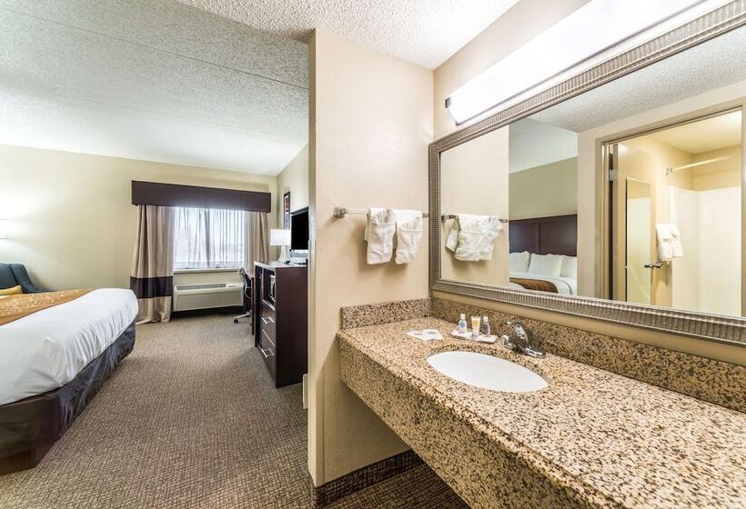 מיטת קינג בסוויטה, Comfort Inn Festusst. Louis South