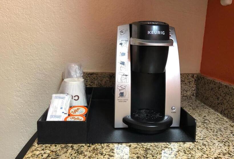 غرفة سوبيريور مزود بجاكوزى, Ramada By Wyndham Flamingo Water Park