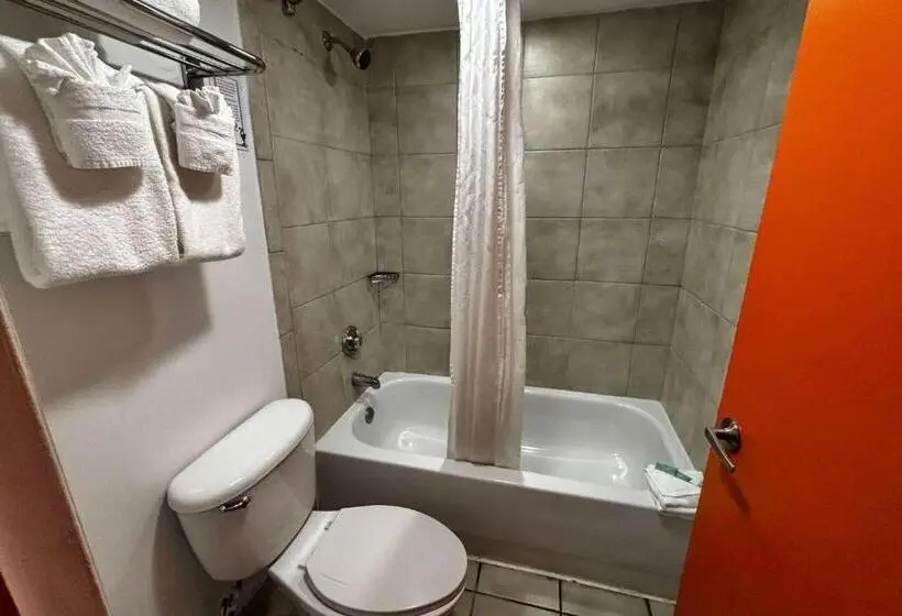 اتاق استاندارد با تخت‌های تاشو, Ramada By Wyndham Flamingo Water Park