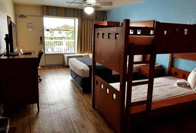 اتاق استاندارد با تخت‌های تاشو, Ramada By Wyndham Flamingo Water Park