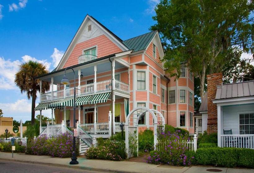 إستوديو قياسى سرير ملكى, The Beaufort Inn