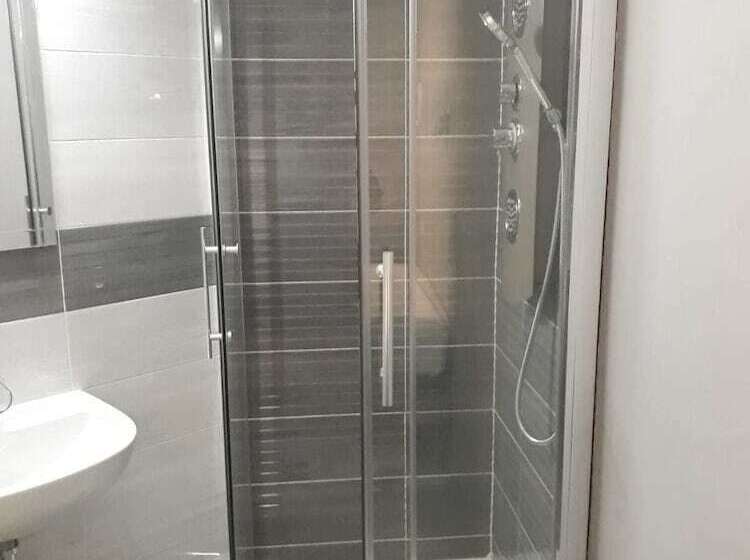 جناح جونيور مزوَّد بتراس, B And B Living