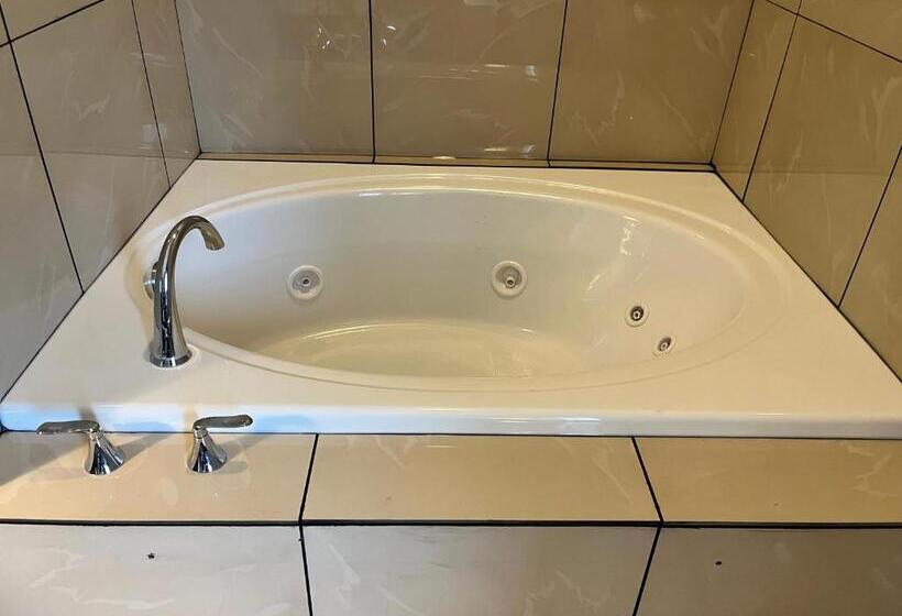 디럭스 룸 킹사이즈 침대, Garnett Hotel & Rv Park