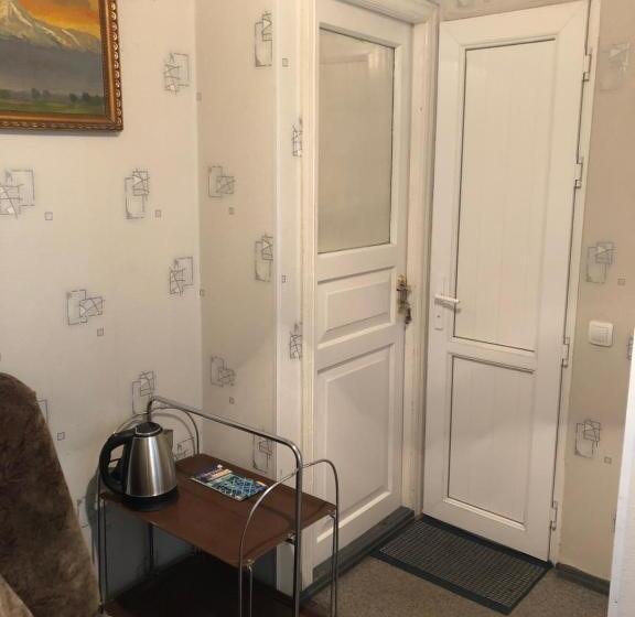 Economy Kamer, Second Room