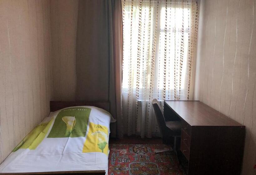 Economy Kamer, Second Room