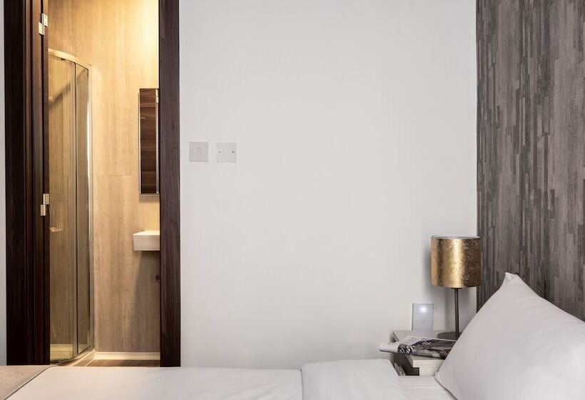 اتاق استاندارد سه نفره, C Est La Vie