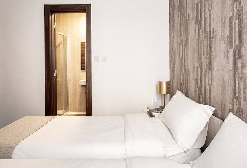 اتاق استاندارد سه نفره, C Est La Vie