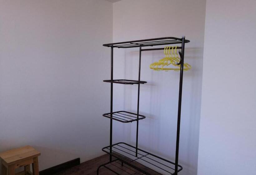 اتاق استاندارد با سرویس بهداشتی مشترک, Charlies Place