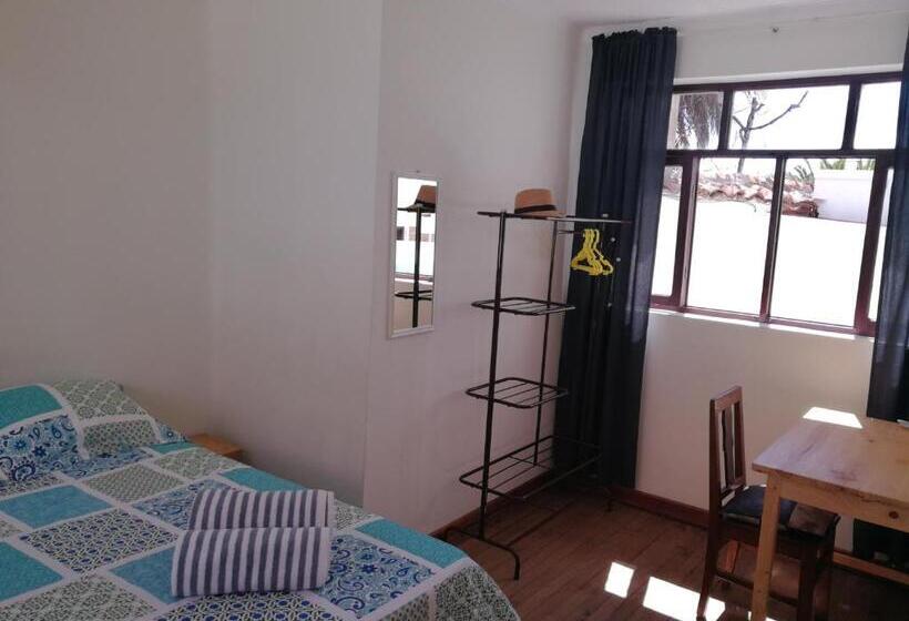 اتاق استاندارد با سرویس بهداشتی مشترک, Charlies Place