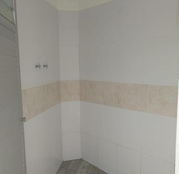 اتاق استاندارد با سرویس بهداشتی مشترک, Charlies Place