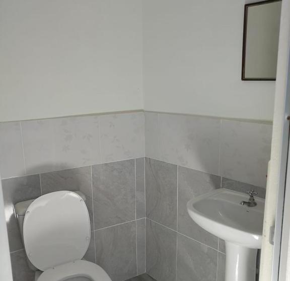 اتاق استاندارد با سرویس بهداشتی مشترک, Charlies Place