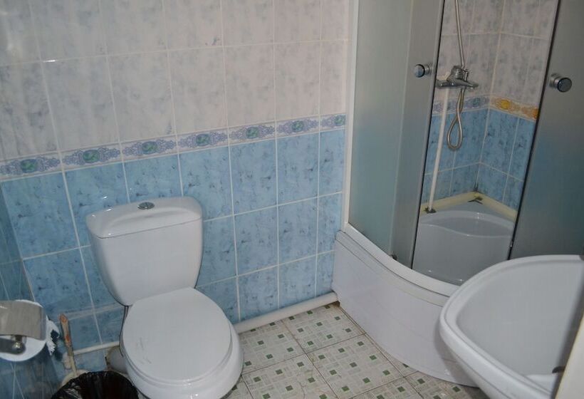 اتاق اکونومی, Remi Khudjant