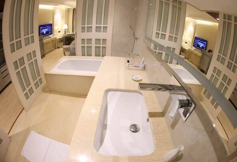 Suite Queen Bed, Regenta Central Rs Chennai Omr Sipcot