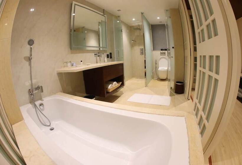 Suite Queen Bed, Regenta Central Rs Chennai Omr Sipcot